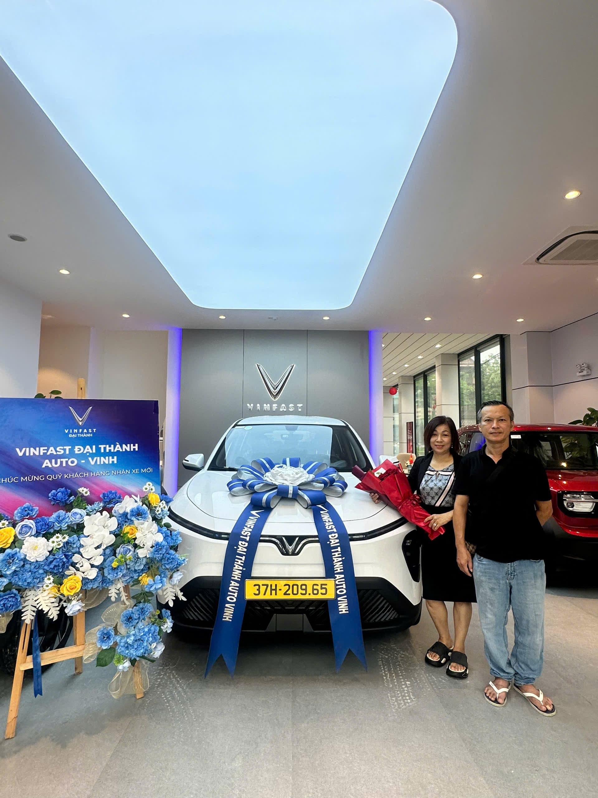 Lễ bàn giao xe VinFast mới cho khách hàng