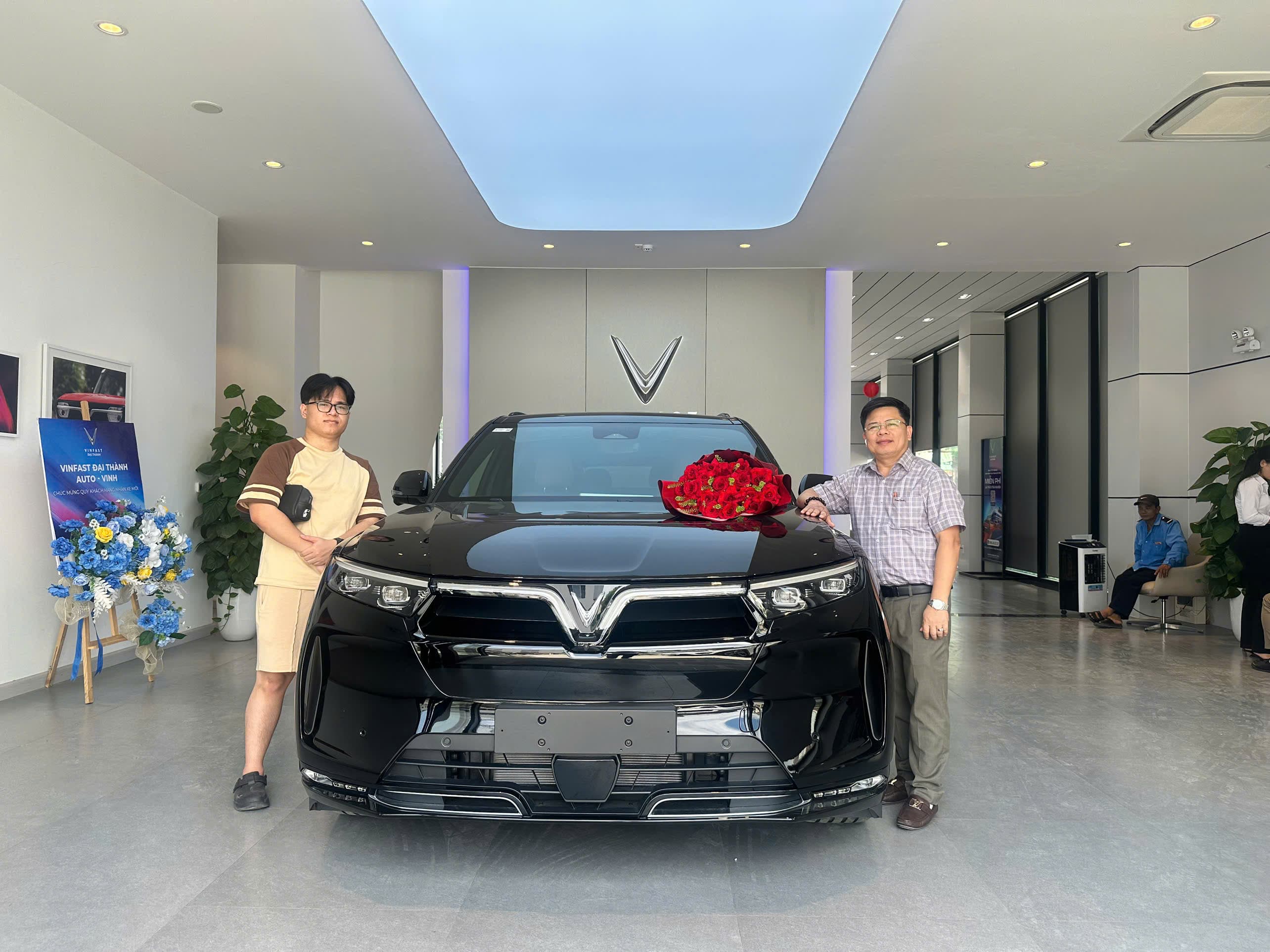 Giao xe VinFast thực tế tại showroom Vinh