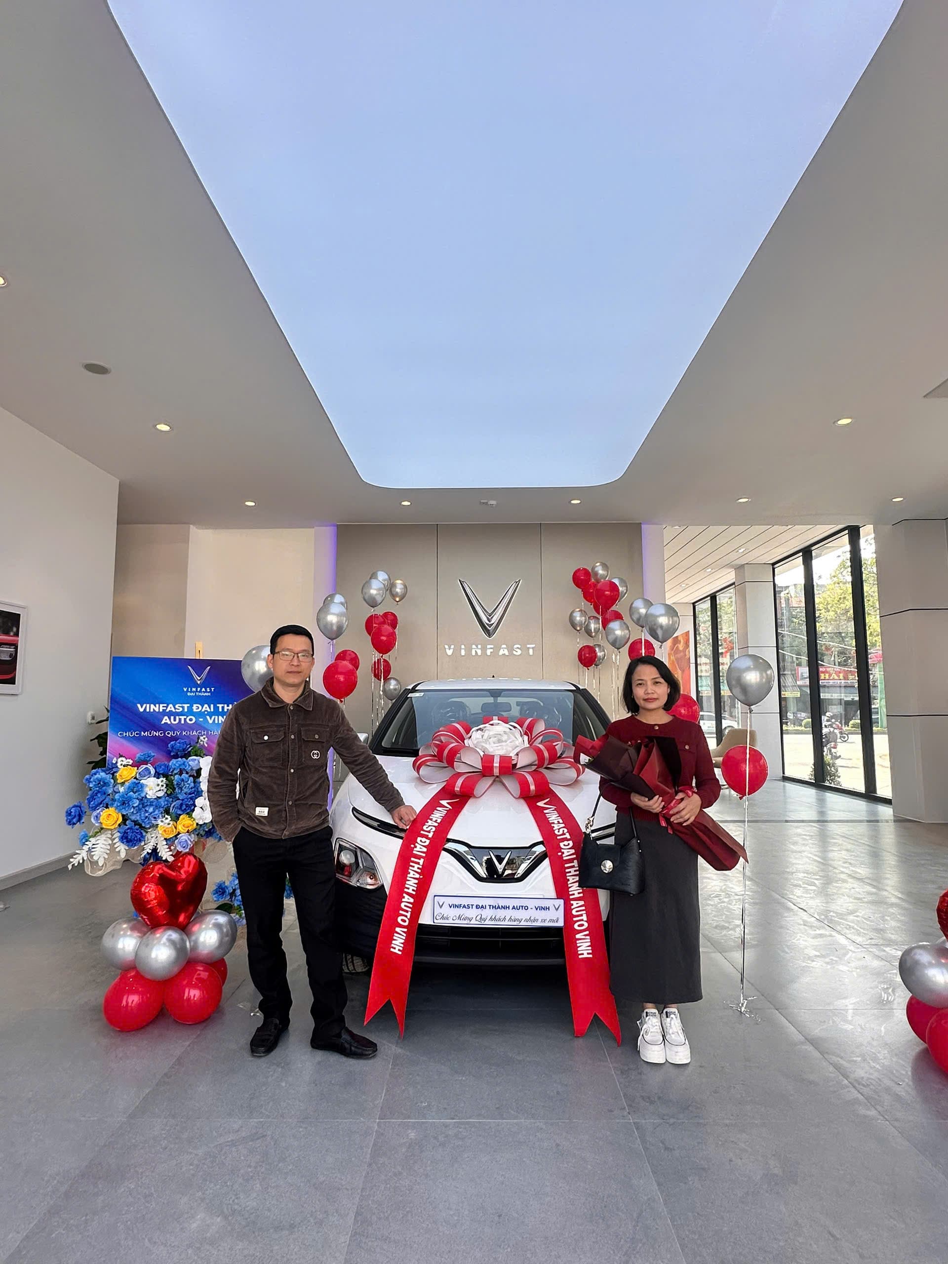 Lễ giao xe VinFast chu đáo tại đại lý