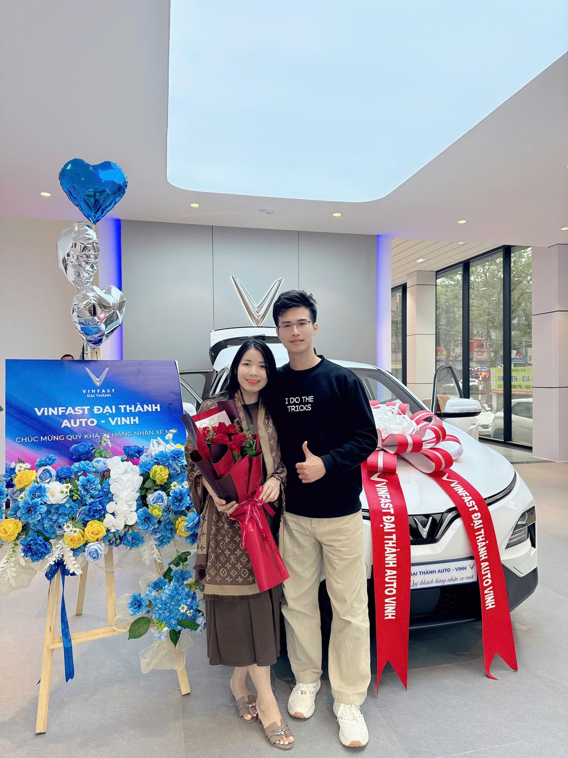 Khách hàng Nghệ An vui mừng nhận xe VinFast